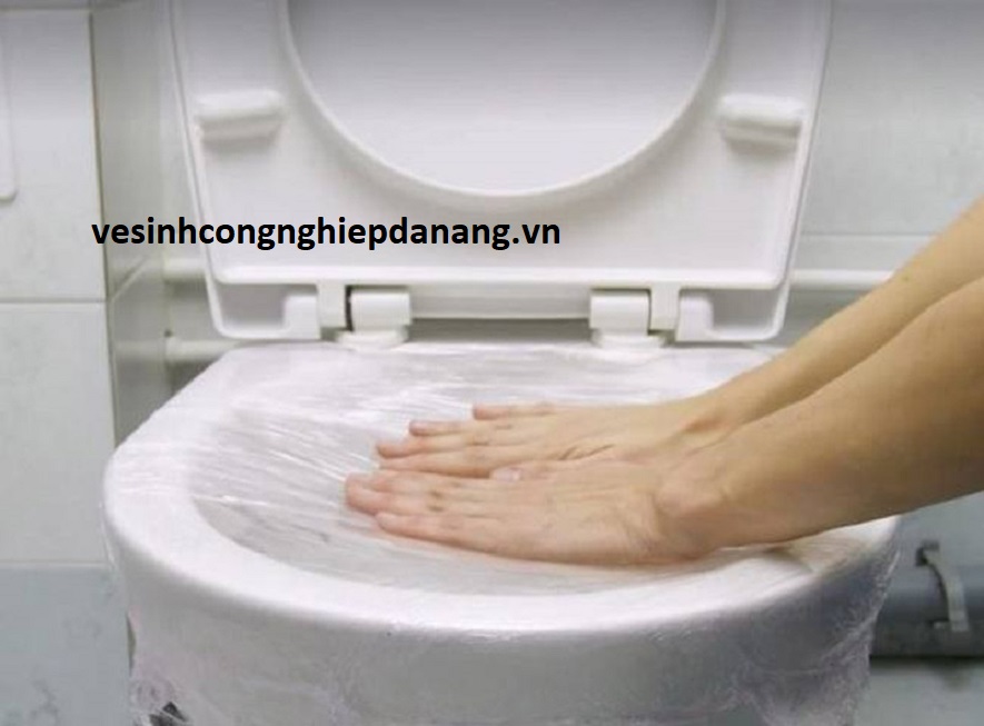 Băng dính hoặc màng bọc thực phẩm