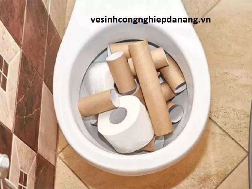 Cách thông bồn cầu bị tắc giấy vệ sinh trong 5 phút