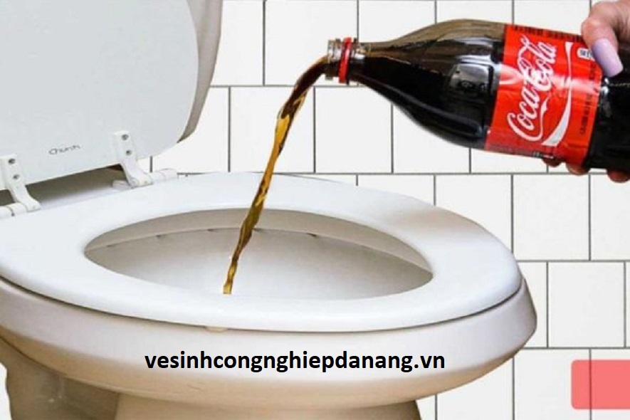 Dùng nước ngọt Coca Cola để xử lý tình trạng tắc giấy vệ sinh