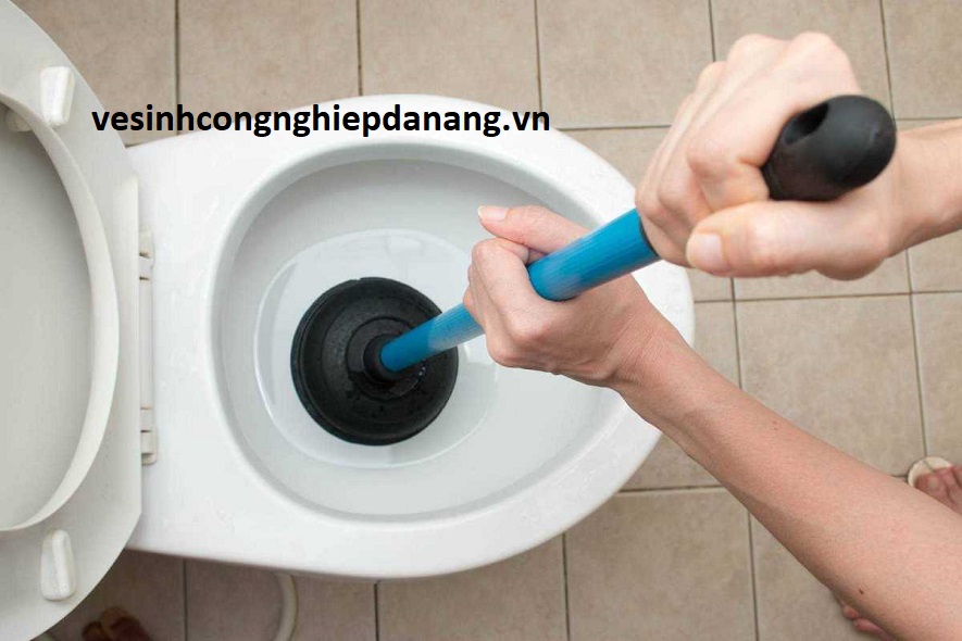 7 Cách thông bồn cầu bị tắc nặng tại nhà không tốn chi phí