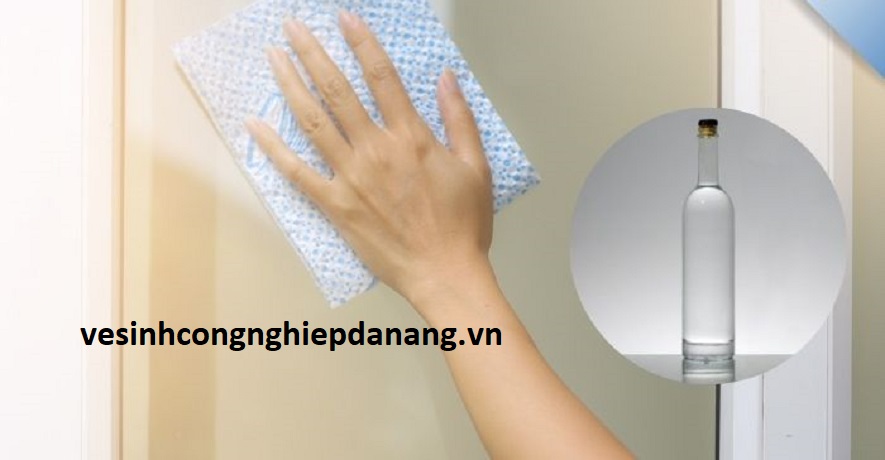 Sử dụng rượu trắng lau kính sạch bóng