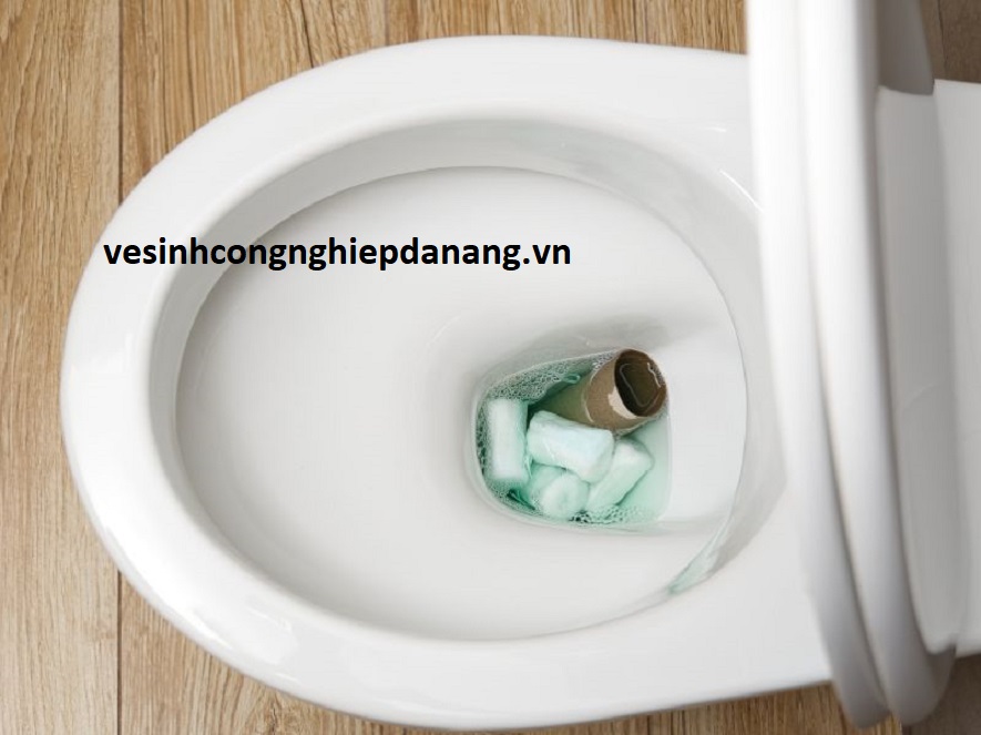Sử dụng quá nhiều giấy vệ sinh cũng là một trong những nguyên nhân gây tắc bồn cầu