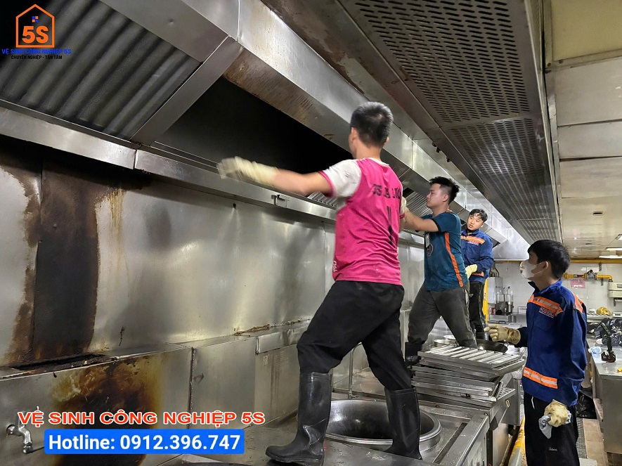 Vệ sinh ống khói bếp nhà hàng 5 sao tại Đà Nẵng
