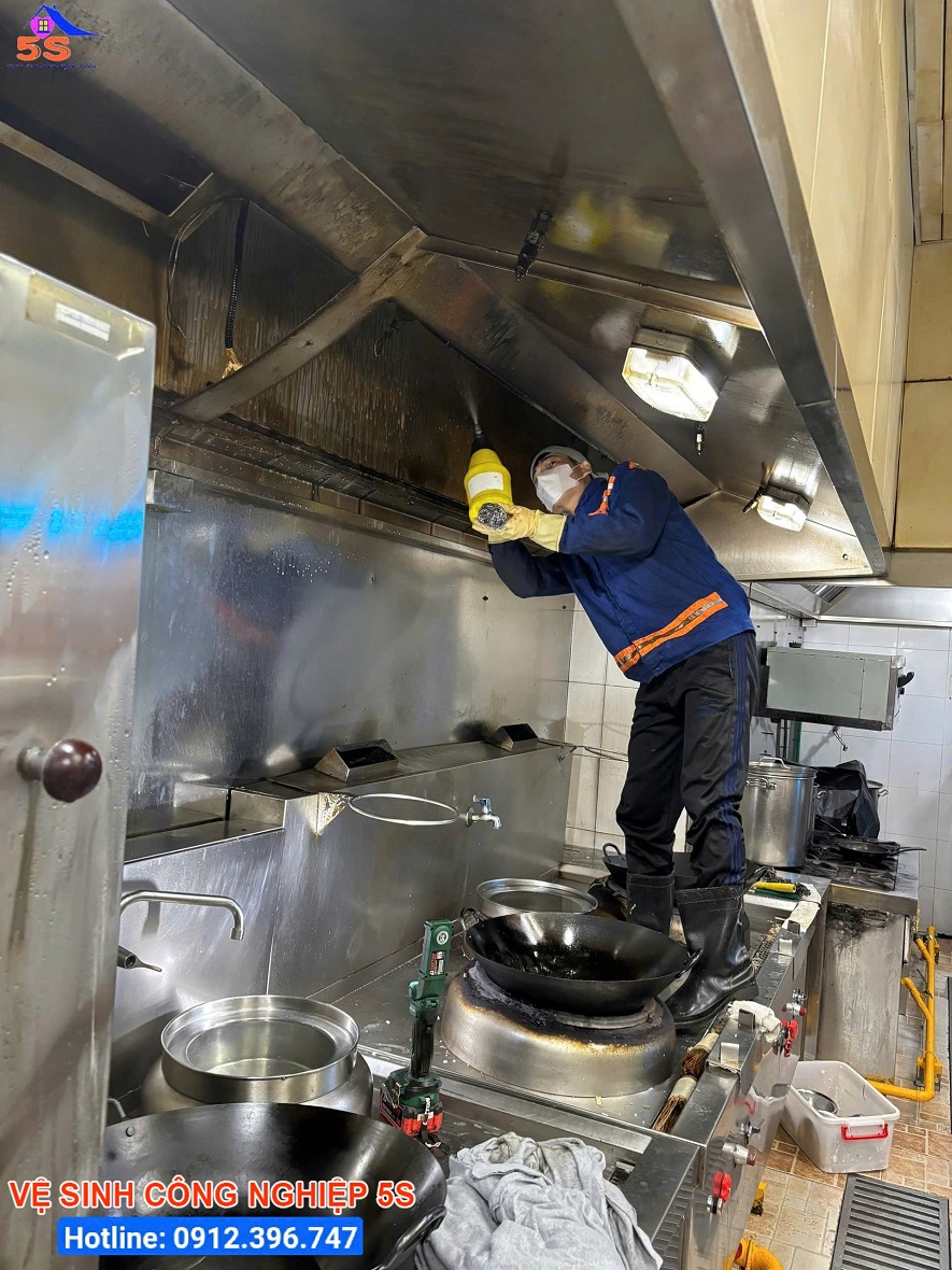 Làm sạch máng hút