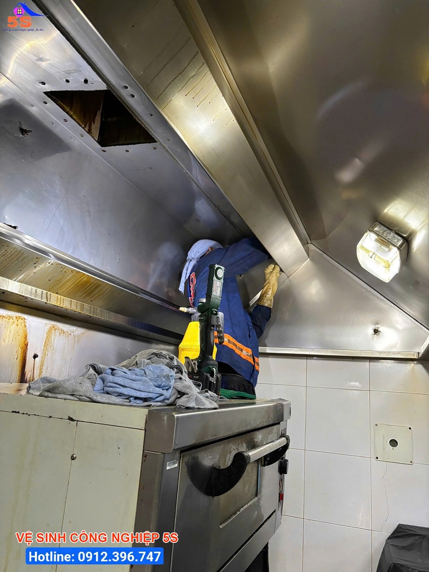 Làm sạch máng hút 2