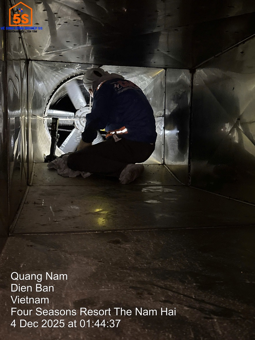 Lau chùi bên trong cánh quạt