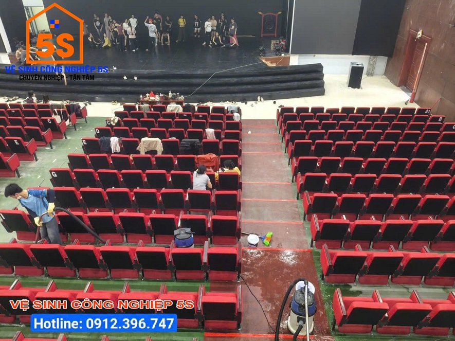 Hút bụi khu vực sàn, ghế dài bên dưới hội trường