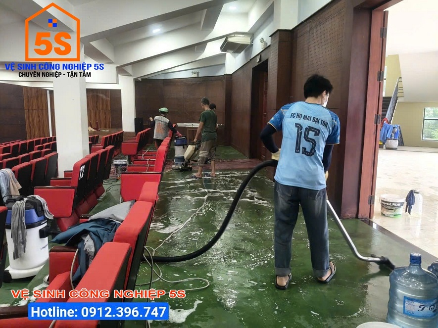 Vệ sinh sàn khu vực phía trước hội trường