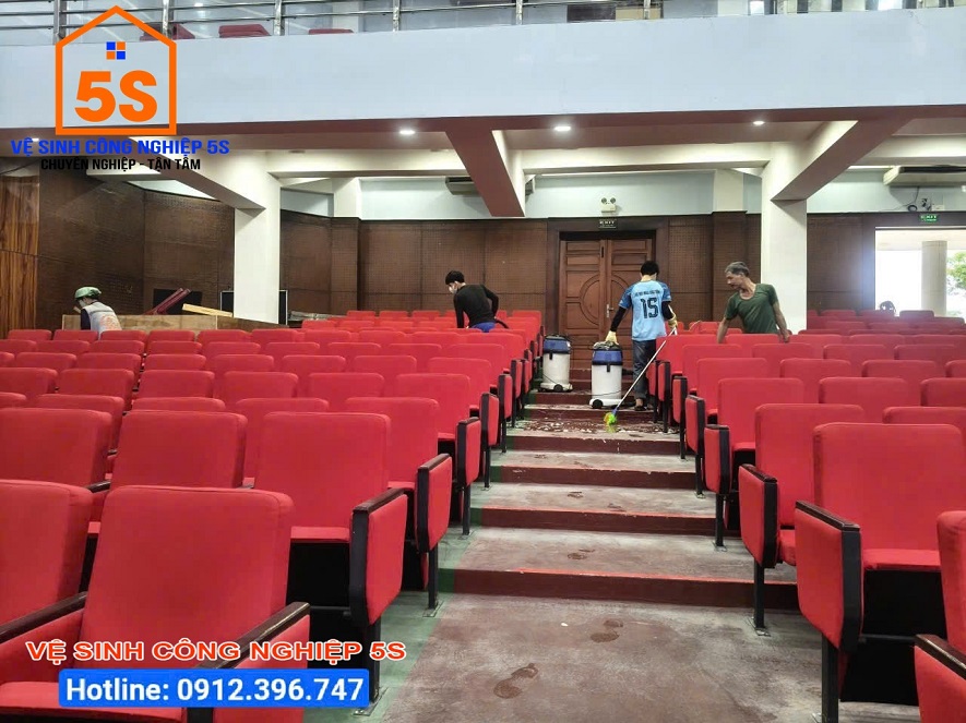 Vệ sinh khu vực lối đi giữa