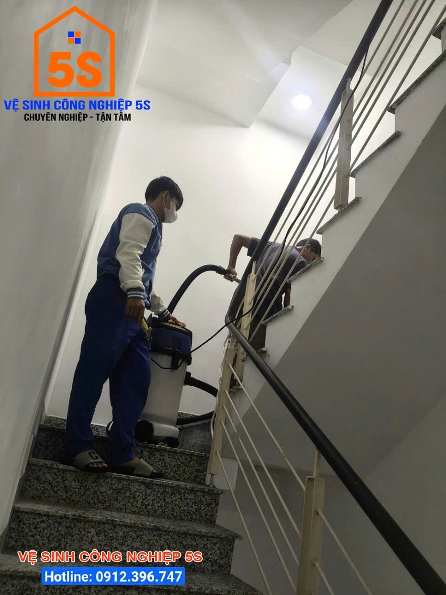 Hút bụi khu vực cầu thang