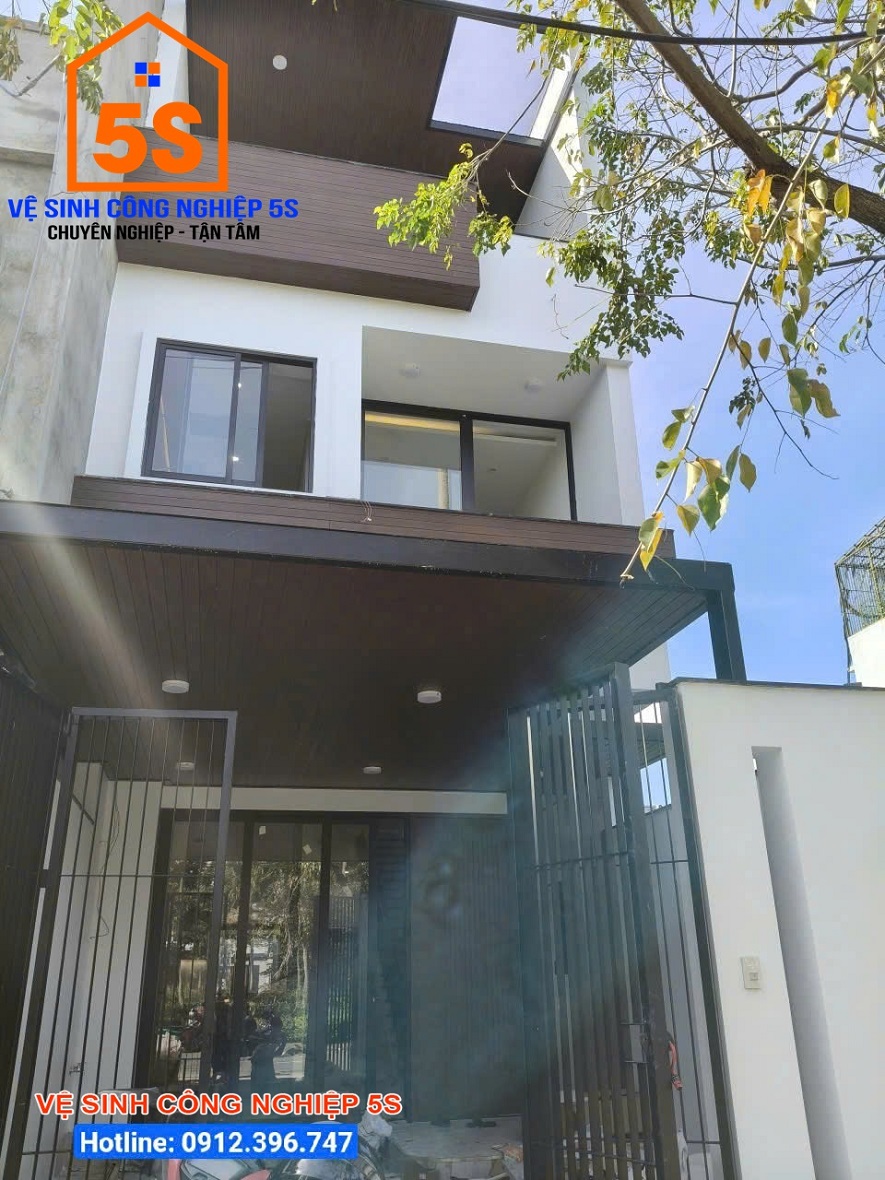 Khuôn viên trước nhà trước khi thi công2