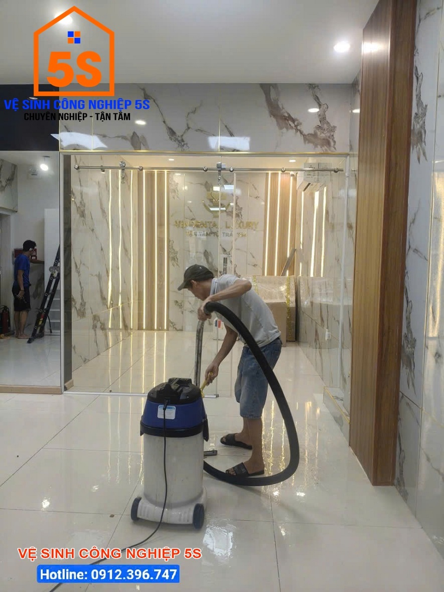 Hút bụi sàn nhà