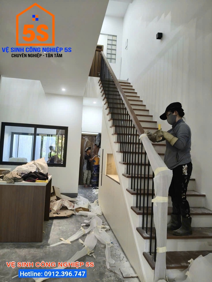 Vệ sinh khu vực cầu thang