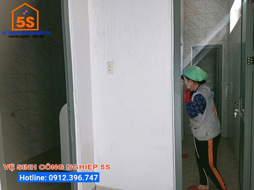 Lau chùi nhà vệ sinh