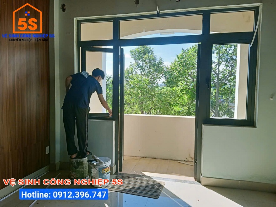 Vệ sinh cửa kính3