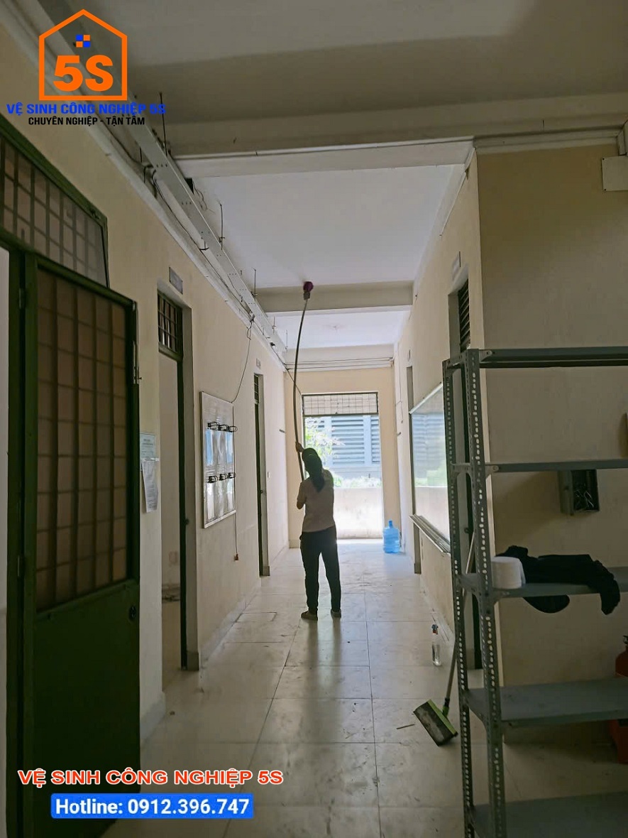 Quét mạng nhện trần