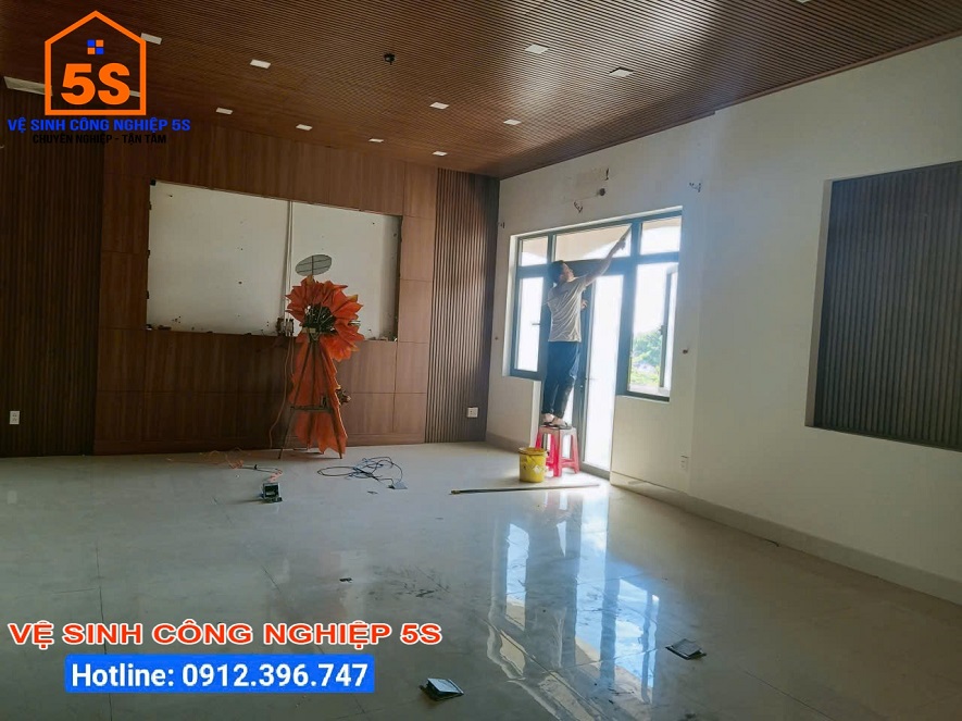 Vệ sinh cửa kính