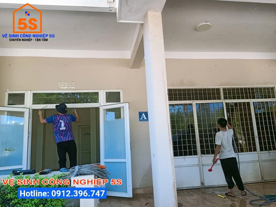 Vệ sinh cửa kính2