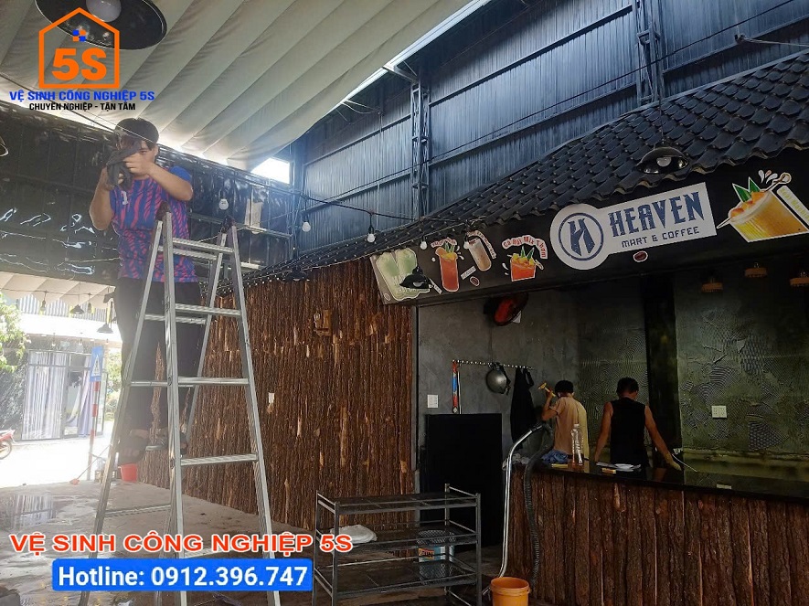 Lau chùi các thiết bị điện