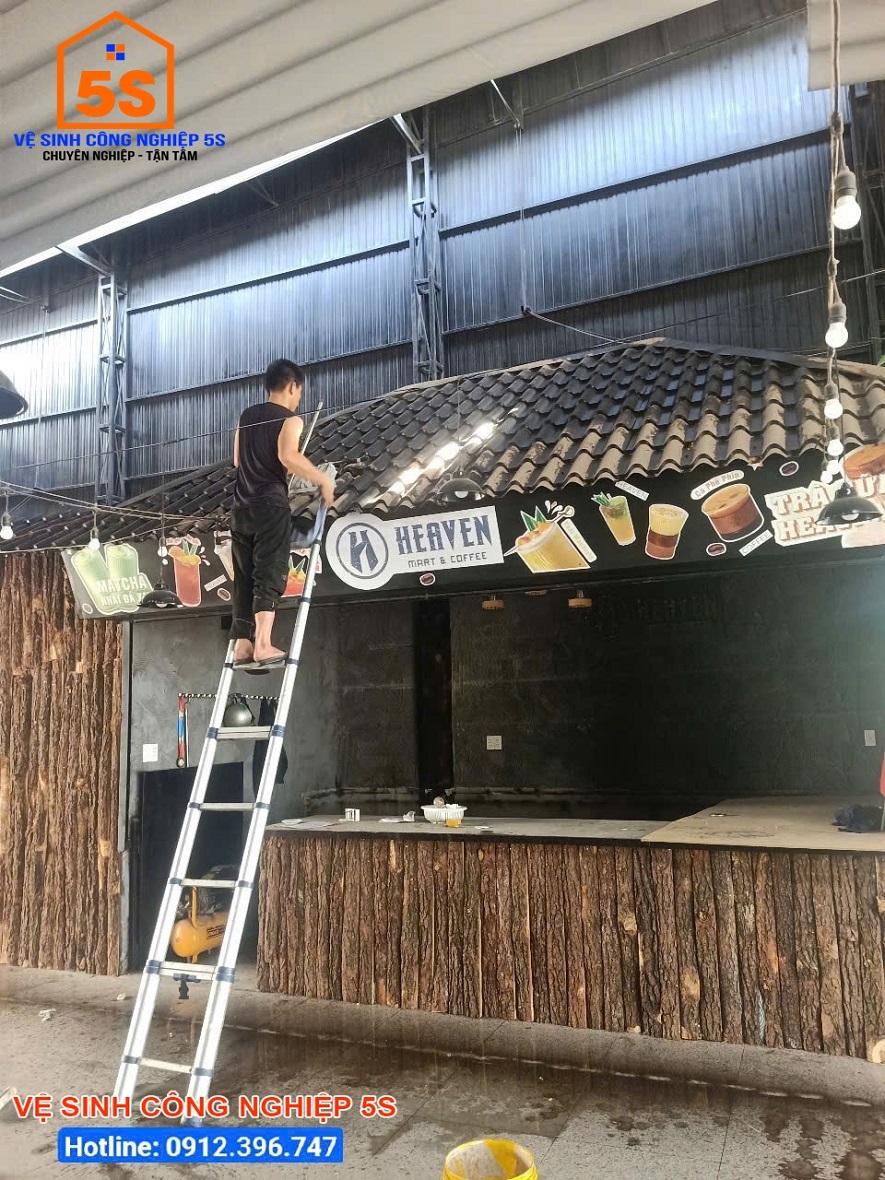 Lau chùi khu vực mái vòm