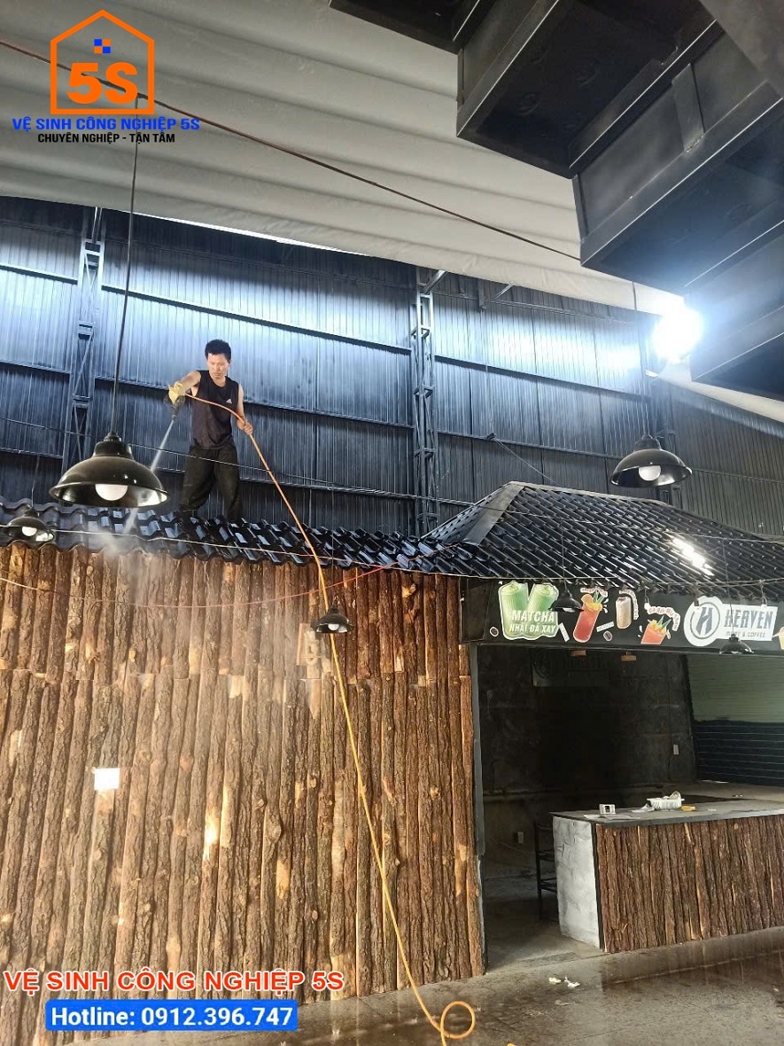 Dùng máy xịt áp lực vệ sinh khu vực mái vòm