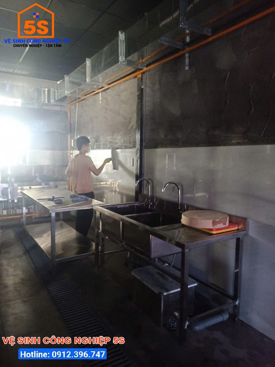Vệ sinh tường, bàn khu vực bếp