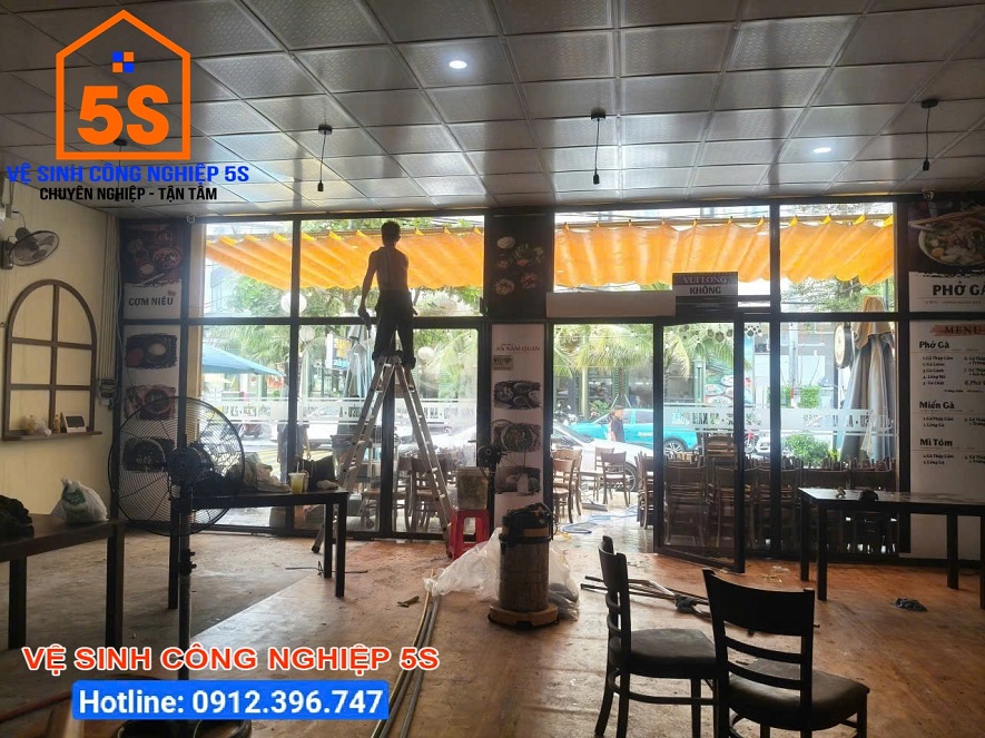 Lau chùi kính mặt tiền nhà hàng