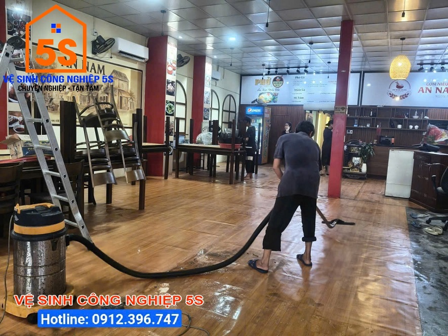 Sử dụng máy hút bụi vệ sinh sàn