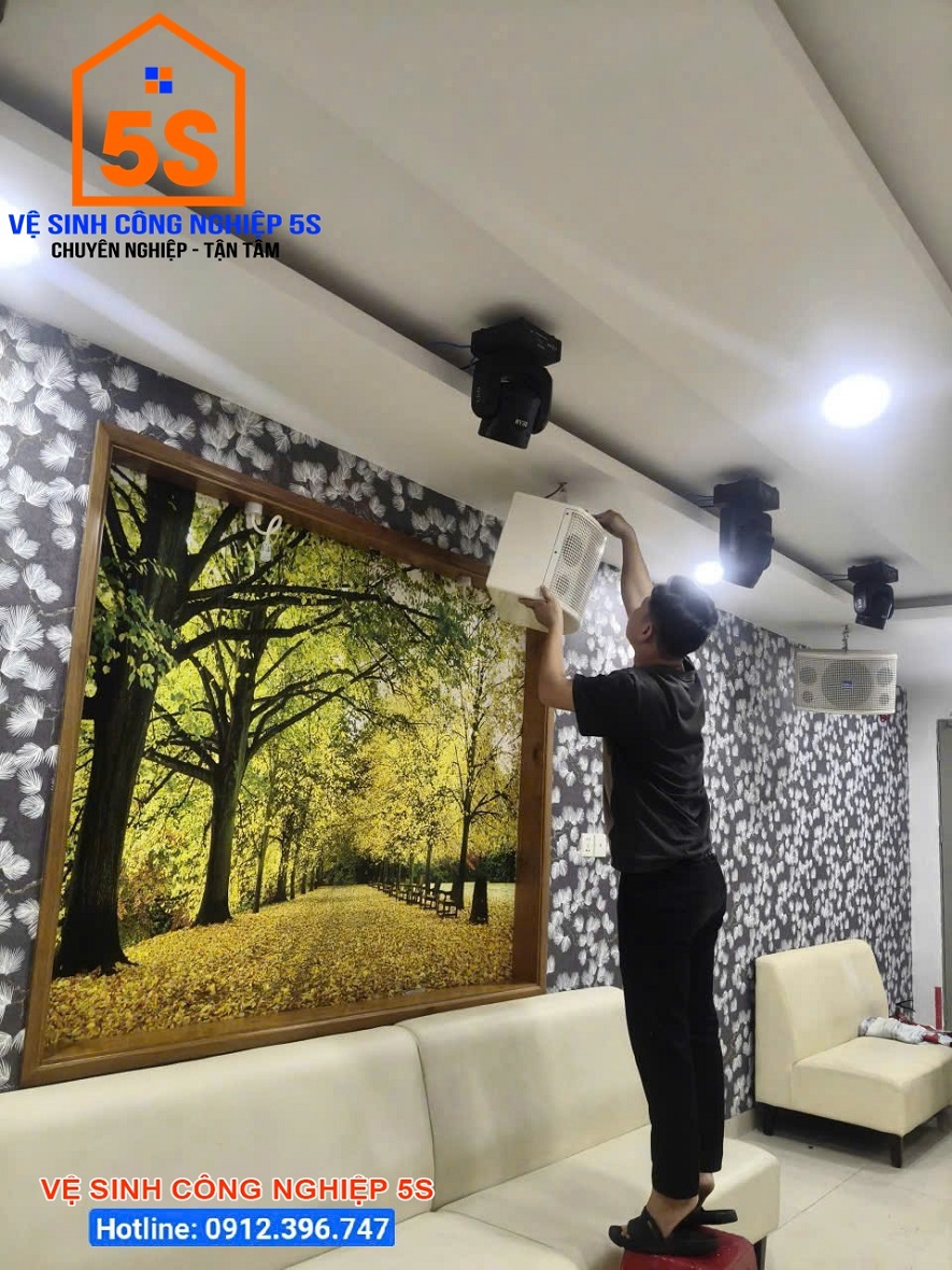 Lau chùi nội thất, các thiết bị trong phòng