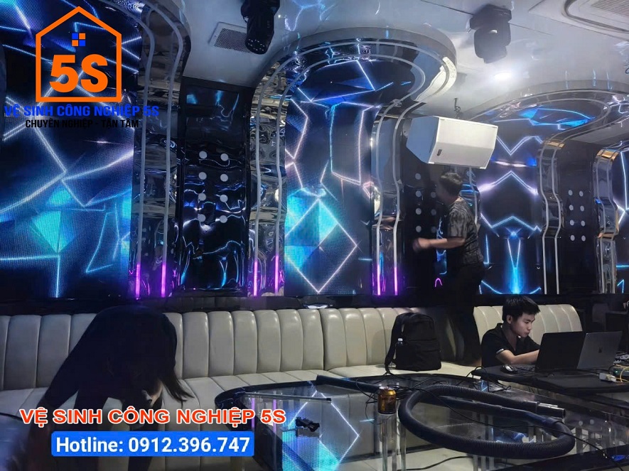 Vệ sinh khu vực phòng hát