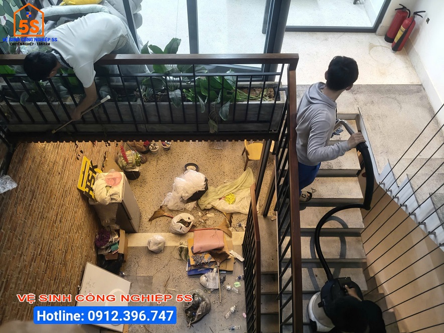 Hút bụi khu vực cầu thang, lối đi