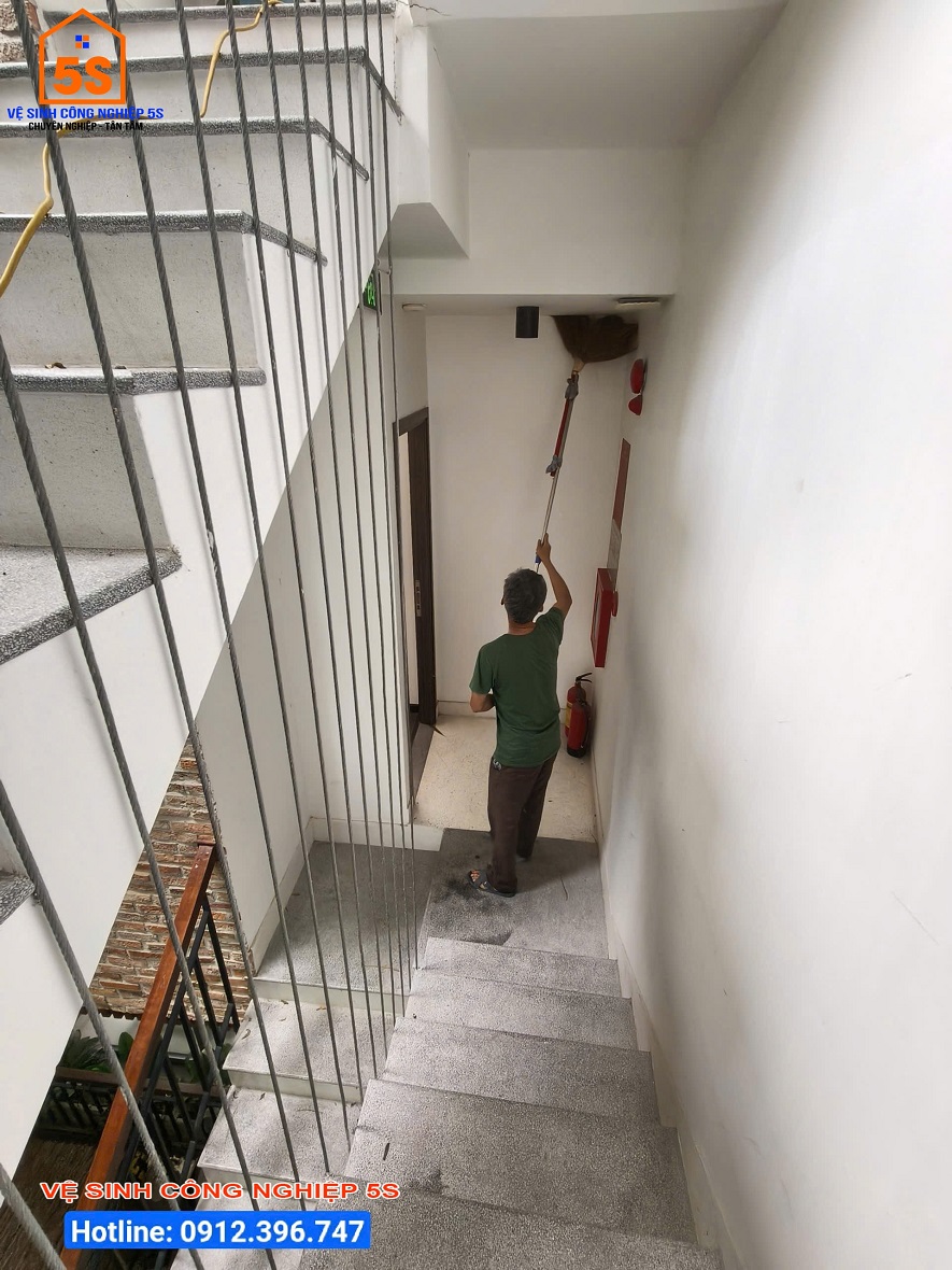 Quét mạng nhện tường