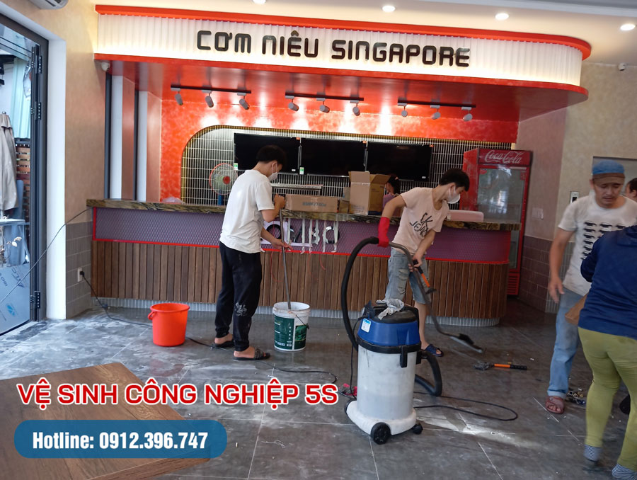 Hình ảnh nhân viên 5S tổng vệ sinh quầy thu ngân và khu vực ăn uống 1