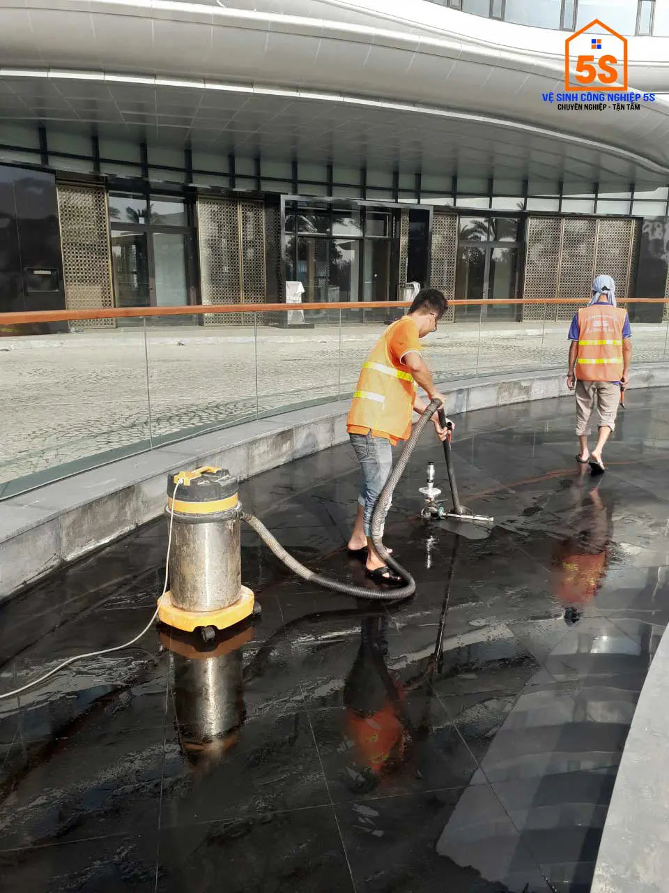 Thi công vệ sinh công nghiệp của công ty vệ sinh công nghiệp 5S Đà Nẵng