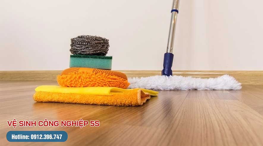 Cách lau sàn nhà dính dầu ăn sạch bóng có thể bạn chưa biết