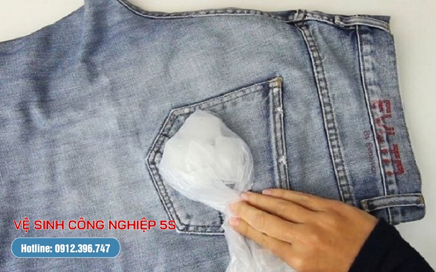 Cách tẩy kẹo cao su dính vào quần áo bằng đá lạnh