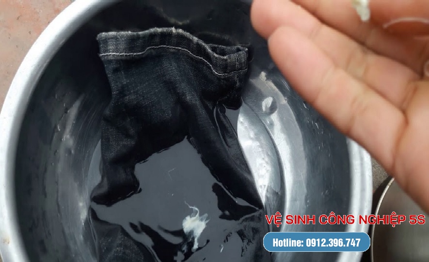 Cách tẩy kẹo cao su dính vào quần áo bằng nước nóng