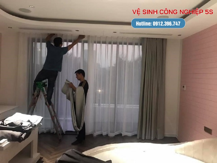 Cách tháo rèm cửa cực đơn giản và an toàn tại nhà