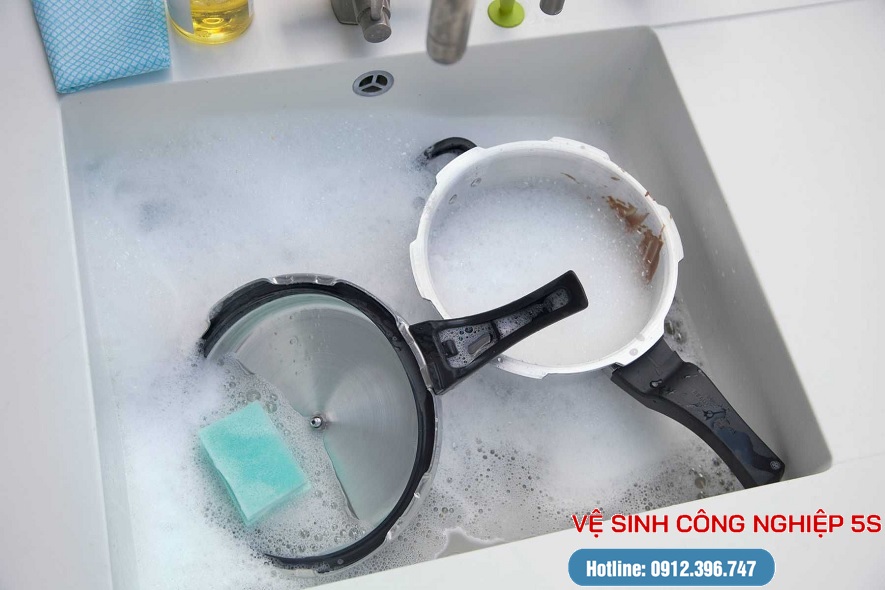 Cách xử lý nồi bị cháy bằng nước sôi và bột giặt