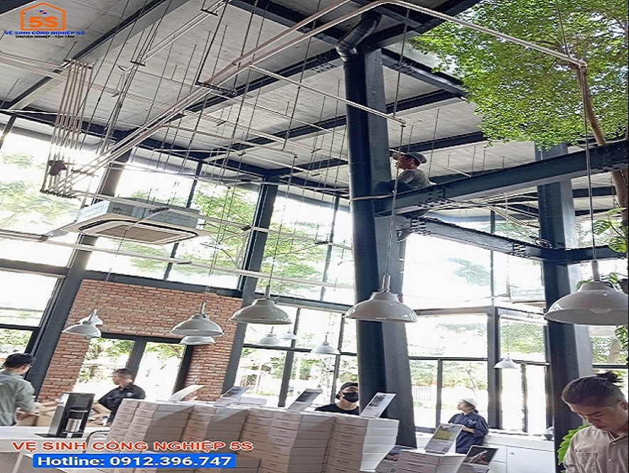 Có nên vệ sinh kính định kỳ? Mách bạn quy trình thực hiện hiệu quả