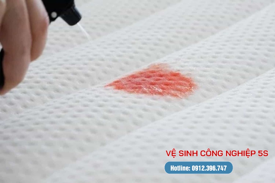 Dịch vụ tẩy vết máu trên ga giường
