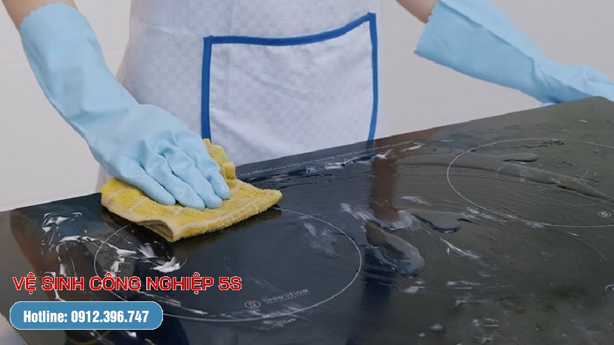 Cách vệ sinh mặt bếp từ bị cháy tại nhà hiệu quả nhất