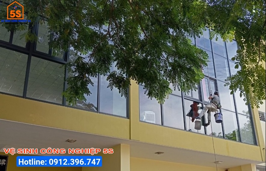 Vệ sinh kính ở những nơi cao, khó lau chùi tại University Of Greenwich