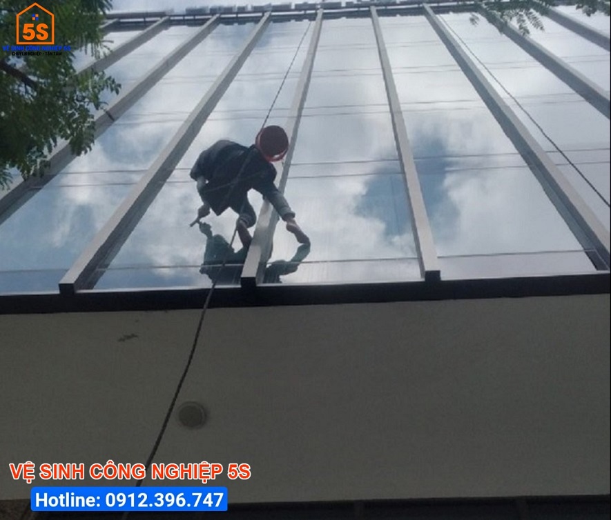 Quy tắc an toàn khi đu dây lau kính tòa nhà University Of Greenwich