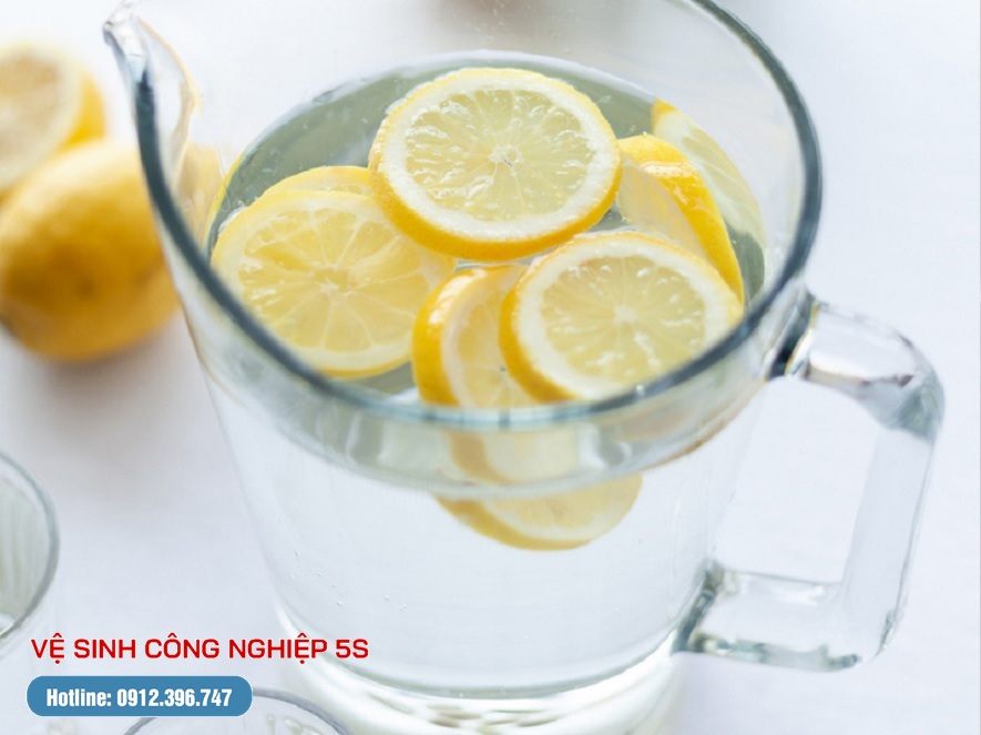 Sử dụng chanh và nước
