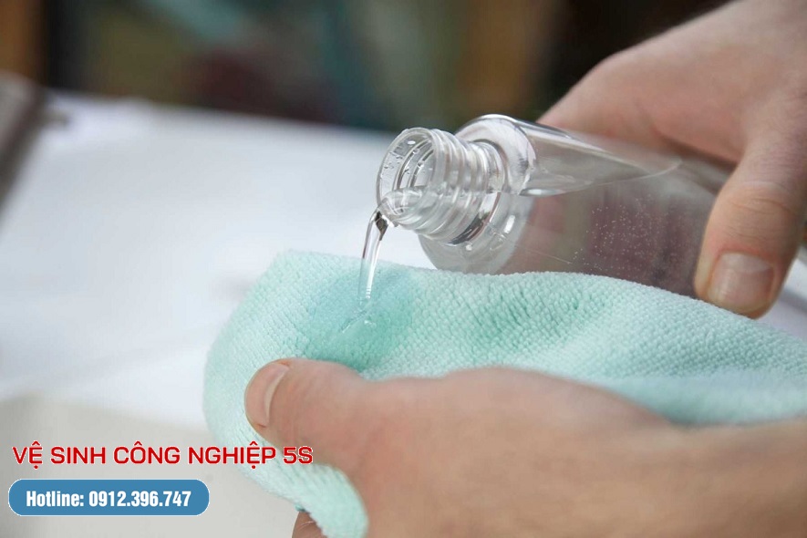 Tẩy vết băng dính trên nhựa bằng cồn