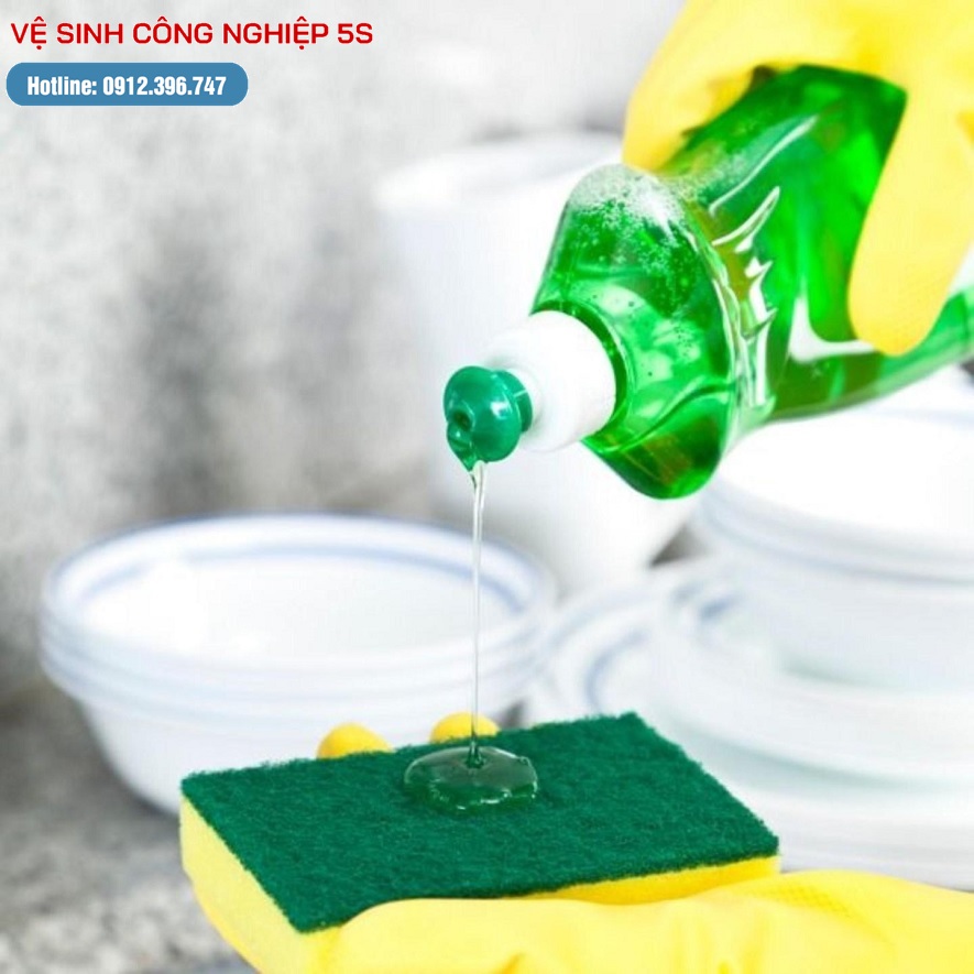 Tẩy vết băng dính trên nhựa bằng nước rửa chén