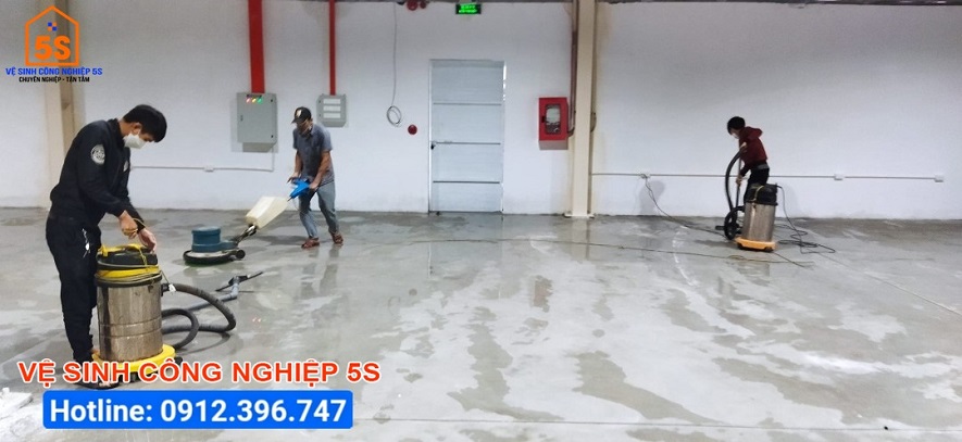 Dùng máy hút bụi vệ sinh sạch sẽ sàn trước khi sơn