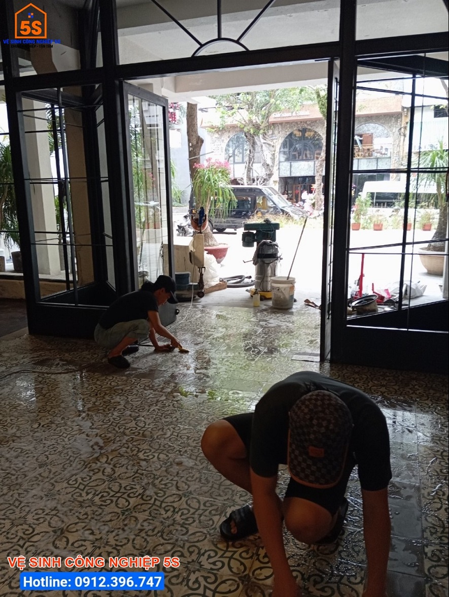 Vệ sinh toàn bộ bề mặt sàn cho quán