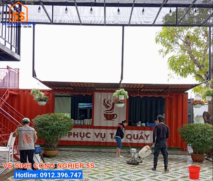 Vệ sinh quầy trước Coffee Cội chim